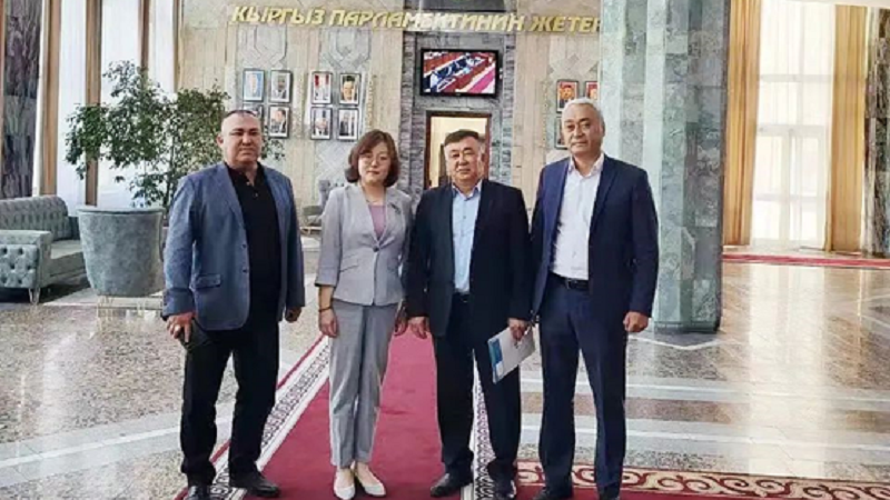 Deputy Minister of Kyrgyzstans Ministry of Health Met with JINSHAN Delegation